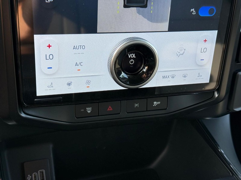 Ford F-150 Lightning Vehicle Full-screen Gallery Image 17