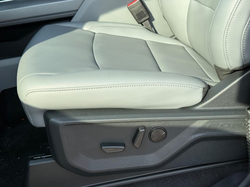 Ford F-150 Lightning Vehicle Full-screen Gallery Image 22