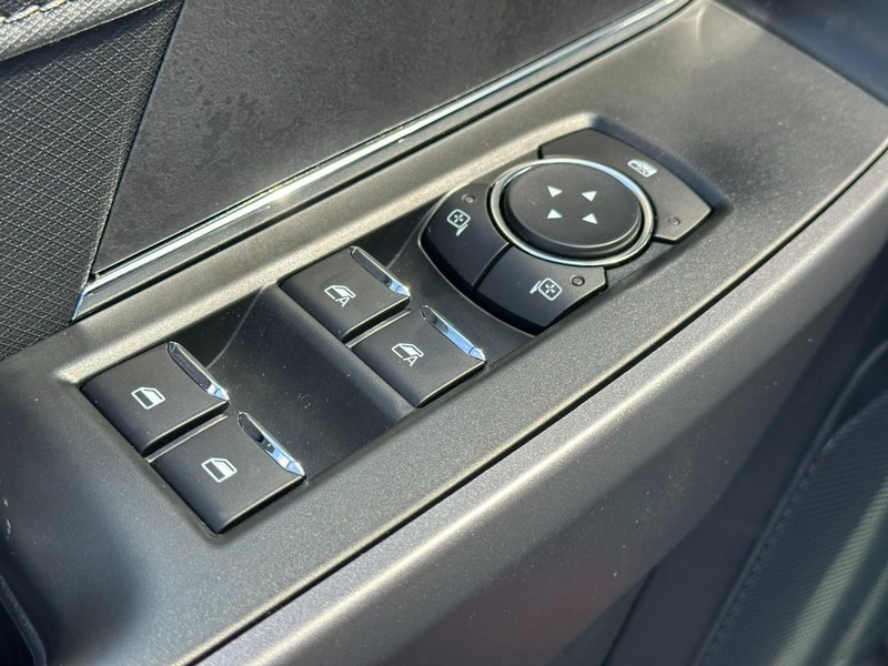 Ford F-150 Vehicle Full-screen Gallery Image 9