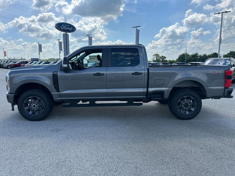 Ford Super Duty F-250 SRW Vehicle Full-screen Gallery Image 2