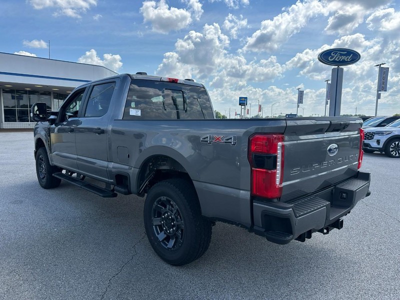 Ford Super Duty F-250 SRW Vehicle Full-screen Gallery Image 3