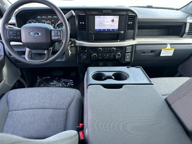 Ford Super Duty F-250 SRW Vehicle Full-screen Gallery Image 5
