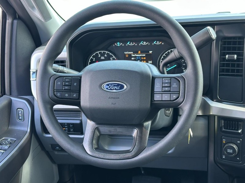 Ford Super Duty F-250 SRW Vehicle Full-screen Gallery Image 6