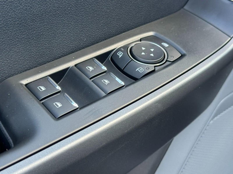 Ford Super Duty F-250 SRW Vehicle Full-screen Gallery Image 9