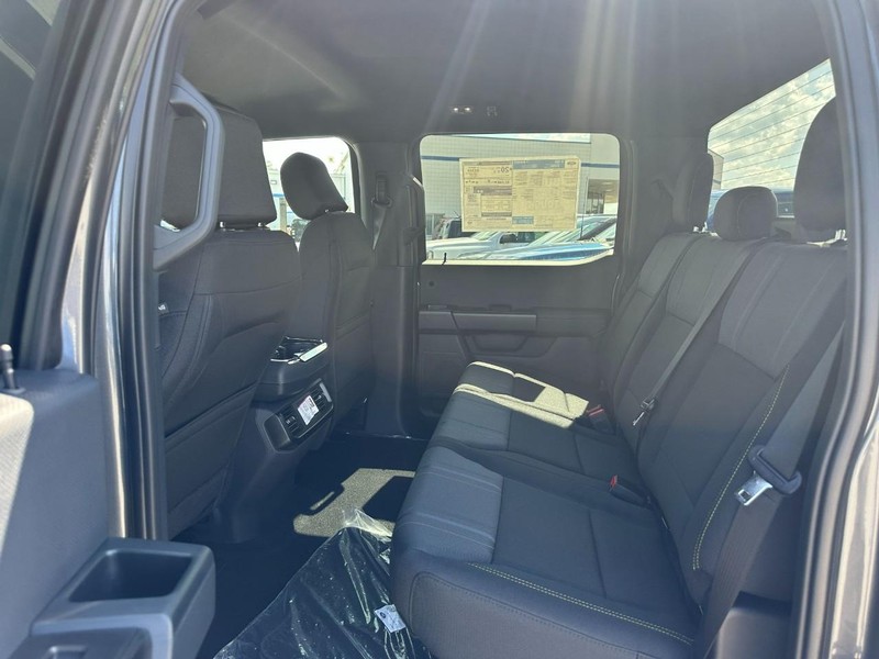 Ford F-150 Vehicle Full-screen Gallery Image 4