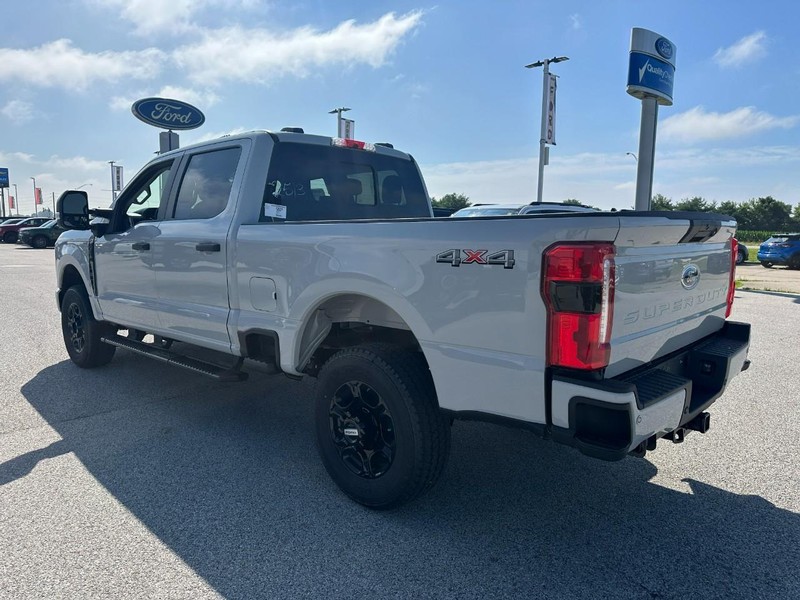 Ford Super Duty F-250 SRW Vehicle Full-screen Gallery Image 3