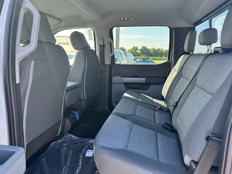 Ford Super Duty F-250 SRW Vehicle Full-screen Gallery Image 4