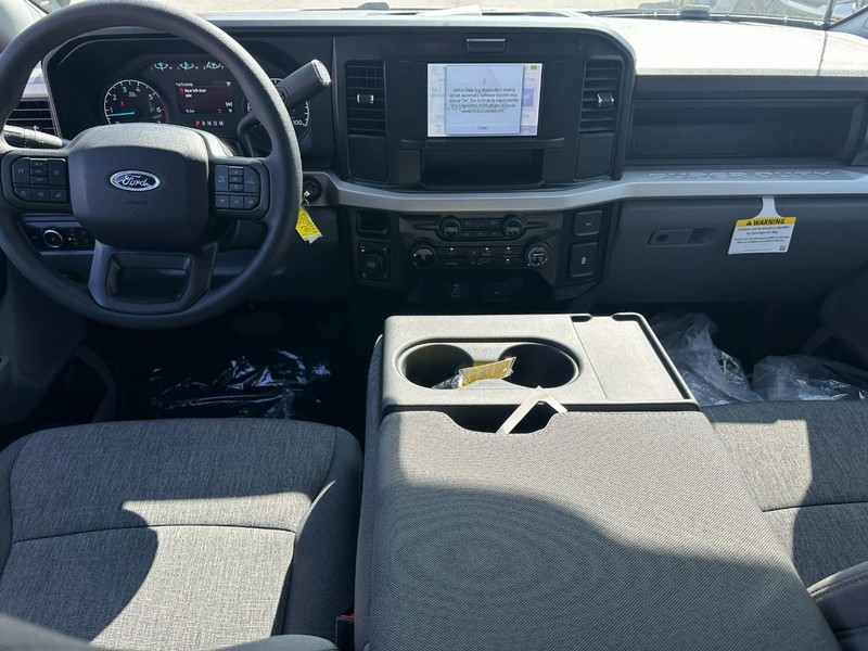 Ford Super Duty F-250 SRW Vehicle Full-screen Gallery Image 5