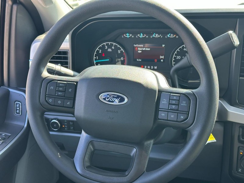 Ford Super Duty F-250 SRW Vehicle Full-screen Gallery Image 6