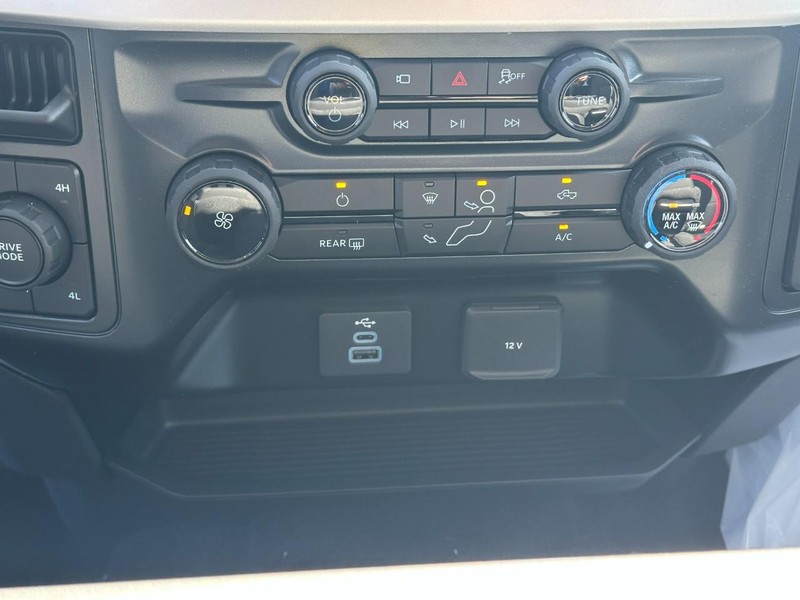 Ford Super Duty F-250 SRW Vehicle Full-screen Gallery Image 8