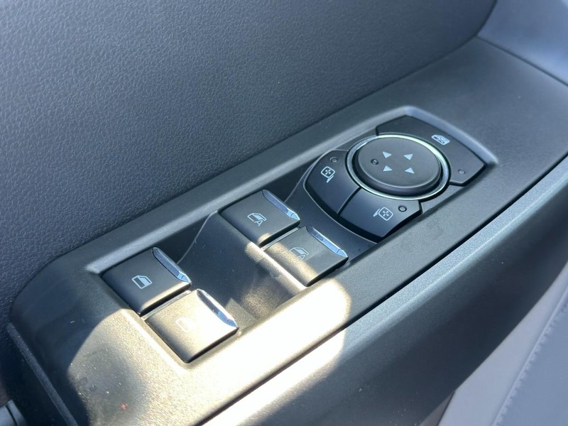 Ford Super Duty F-250 SRW Vehicle Full-screen Gallery Image 9