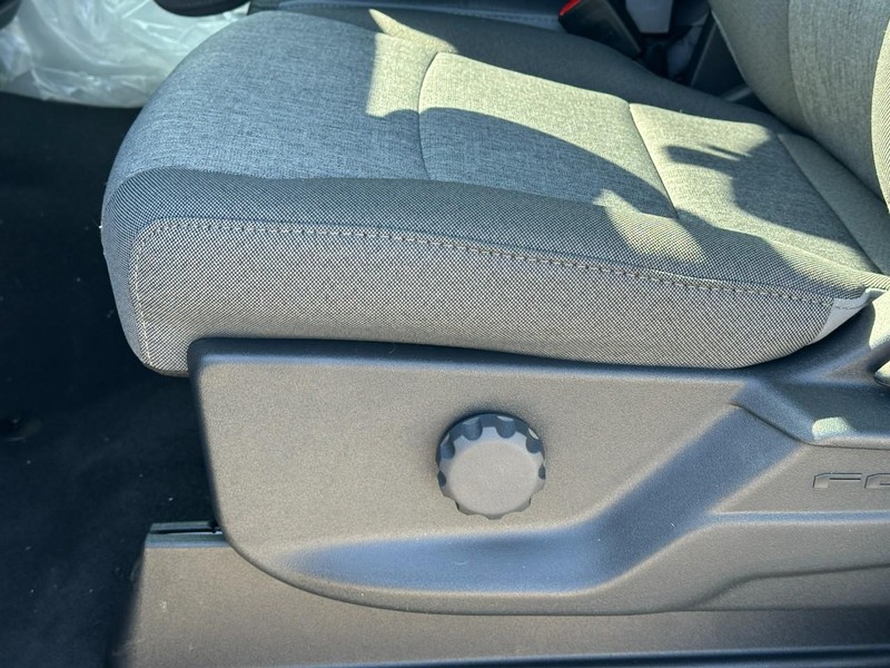 Ford Super Duty F-250 SRW Vehicle Full-screen Gallery Image 10