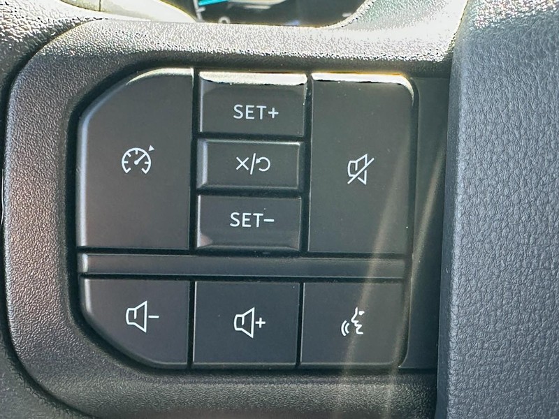 Ford Super Duty F-250 SRW Vehicle Full-screen Gallery Image 11