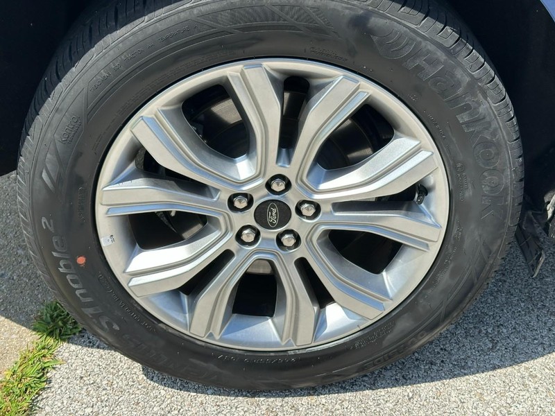 Ford Edge Vehicle Full-screen Gallery Image 6