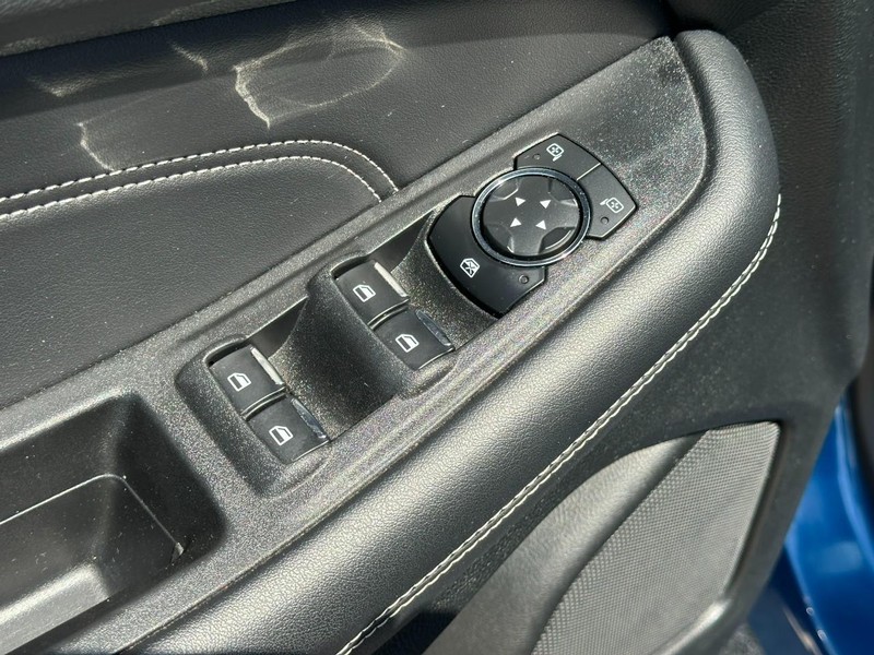 Ford Edge Vehicle Full-screen Gallery Image 16