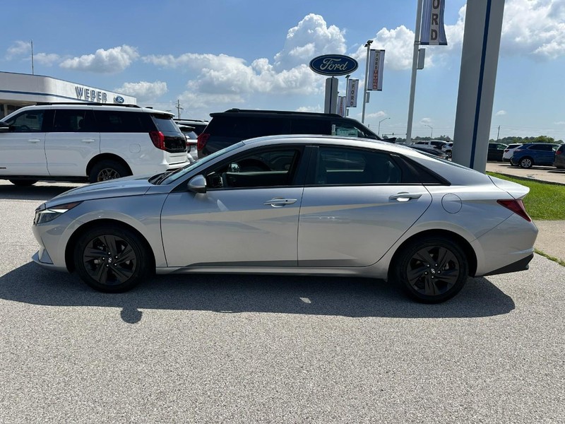 Hyundai Elantra Vehicle Full-screen Gallery Image 2