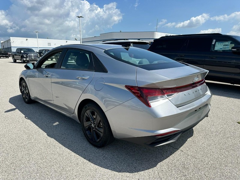 Hyundai Elantra Vehicle Full-screen Gallery Image 3