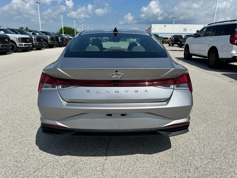 Hyundai Elantra Vehicle Full-screen Gallery Image 4