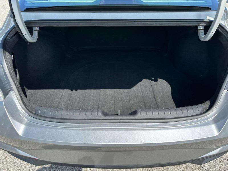 Hyundai Elantra Vehicle Full-screen Gallery Image 5