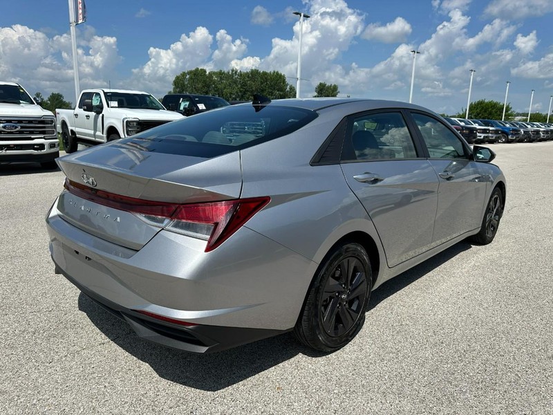 Hyundai Elantra Vehicle Full-screen Gallery Image 6