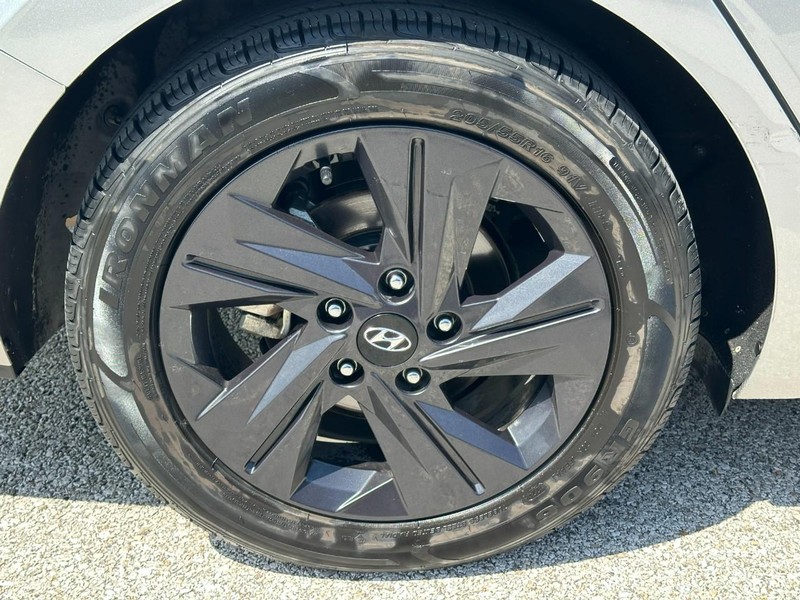 Hyundai Elantra Vehicle Full-screen Gallery Image 7