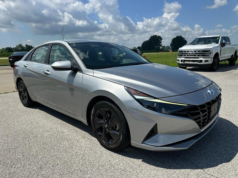 Hyundai Elantra Vehicle Full-screen Gallery Image 8