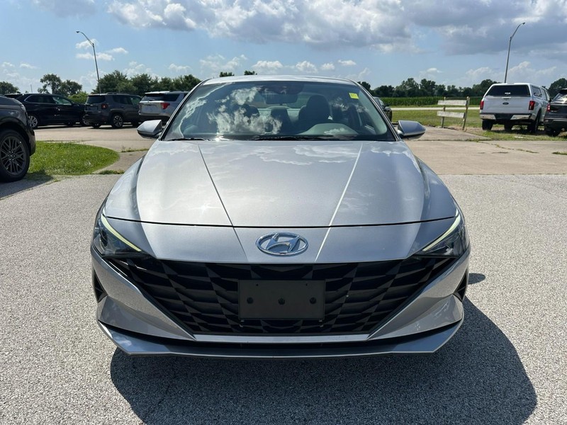 Hyundai Elantra Vehicle Full-screen Gallery Image 9