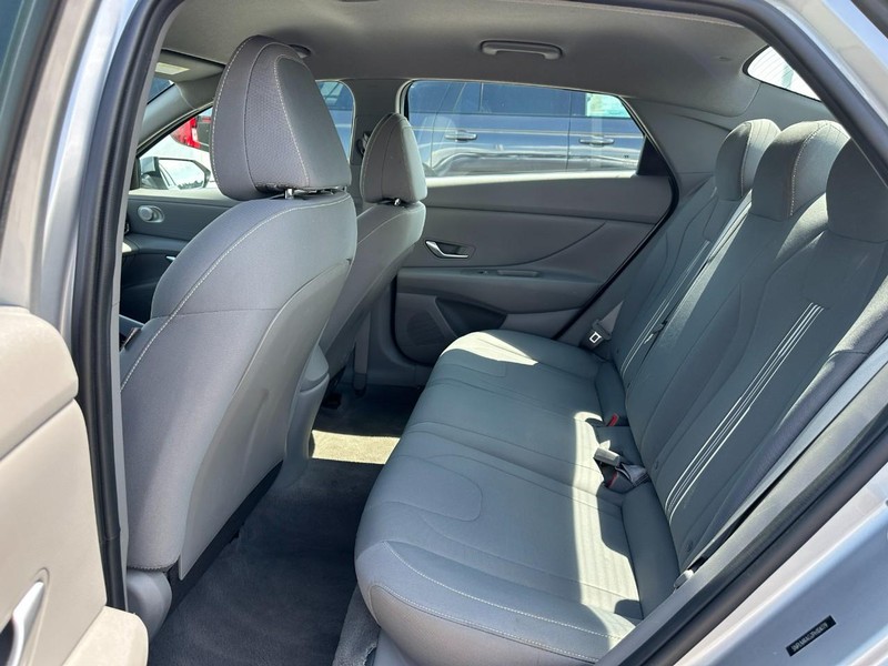 Hyundai Elantra Vehicle Full-screen Gallery Image 10