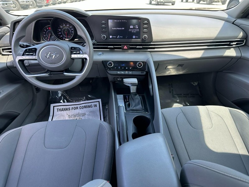 Hyundai Elantra Vehicle Full-screen Gallery Image 11