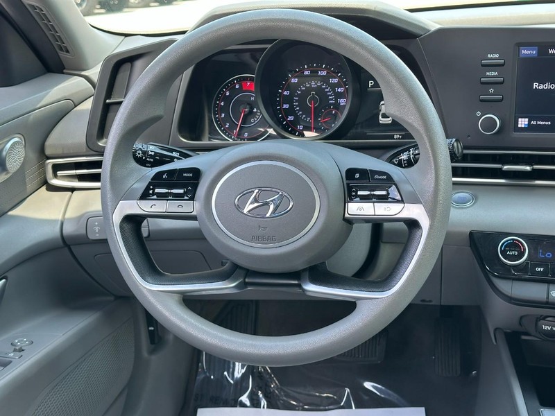 Hyundai Elantra Vehicle Full-screen Gallery Image 12