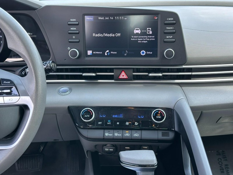 Hyundai Elantra Vehicle Full-screen Gallery Image 13