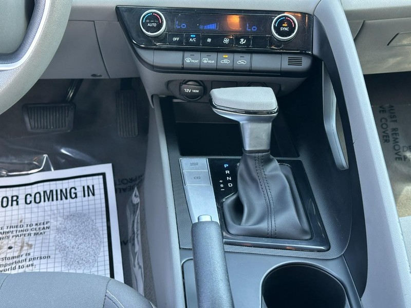 Hyundai Elantra Vehicle Full-screen Gallery Image 14