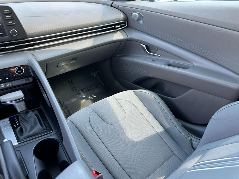 Hyundai Elantra Vehicle Full-screen Gallery Image 15