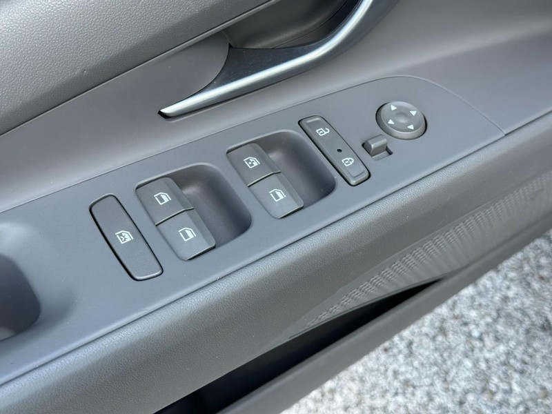 Hyundai Elantra Vehicle Full-screen Gallery Image 16