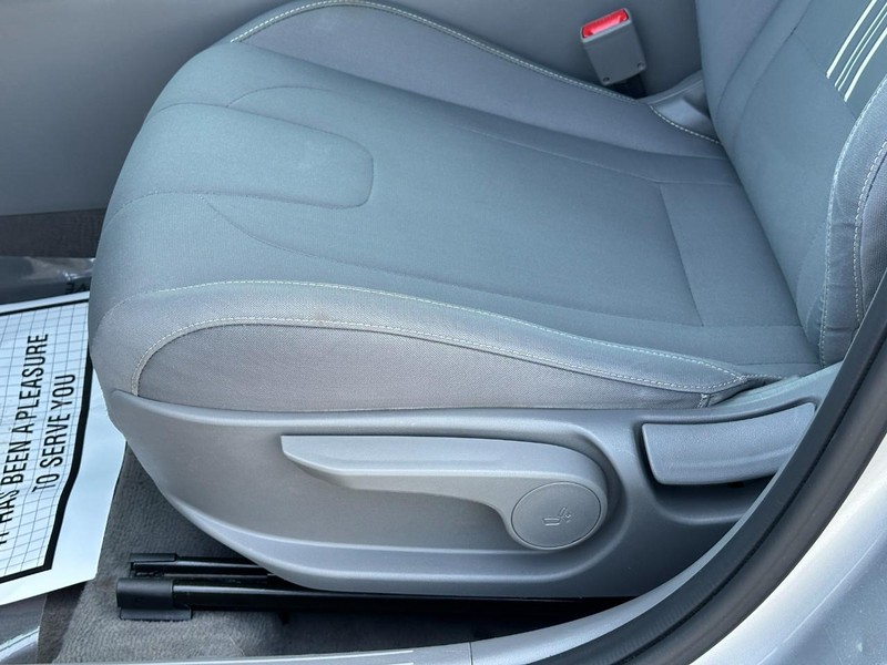 Hyundai Elantra Vehicle Full-screen Gallery Image 17