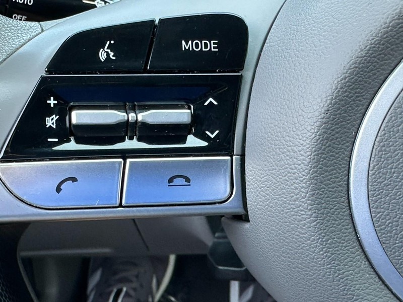 Hyundai Elantra Vehicle Full-screen Gallery Image 18