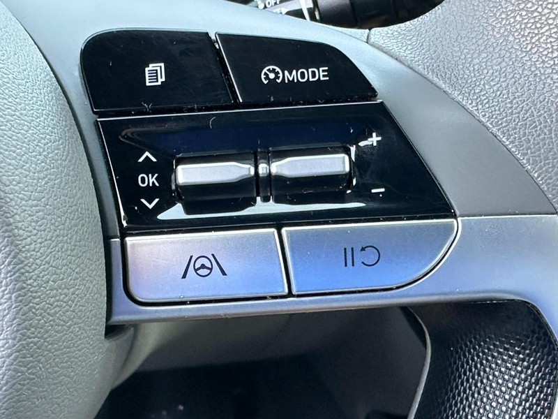 Hyundai Elantra Vehicle Full-screen Gallery Image 19