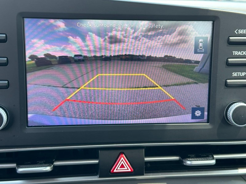 Hyundai Elantra Vehicle Full-screen Gallery Image 21