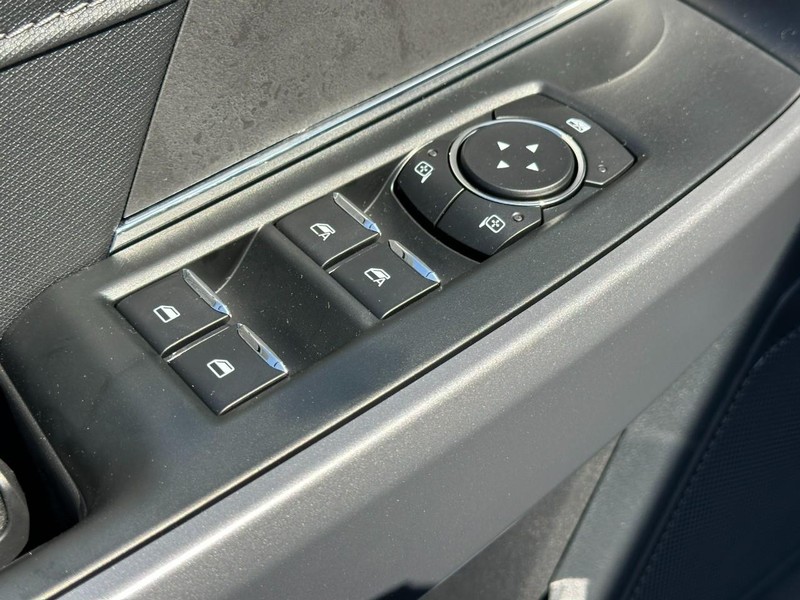 Ford F-150 Vehicle Full-screen Gallery Image 9