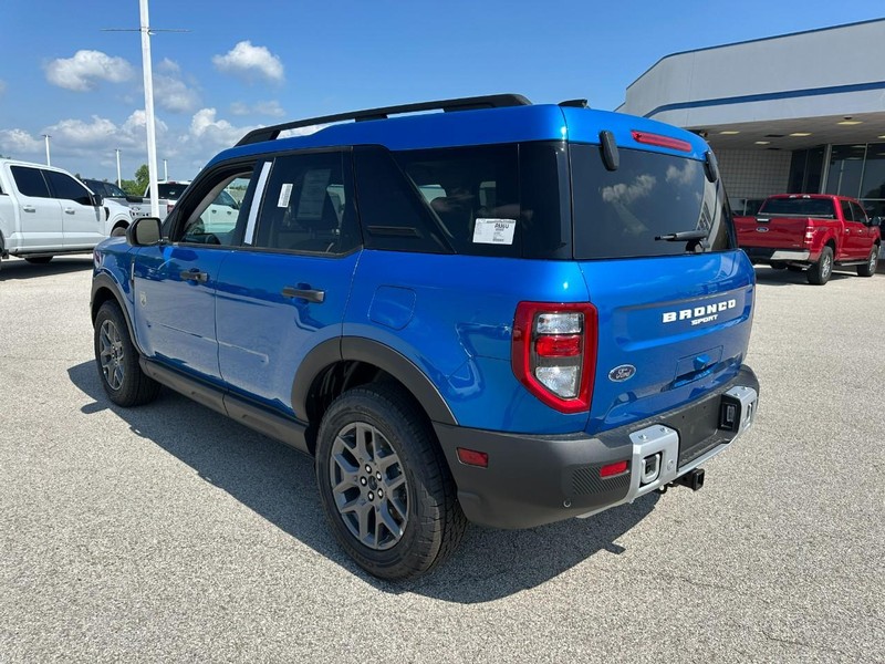 Ford Bronco Sport Vehicle Full-screen Gallery Image 3
