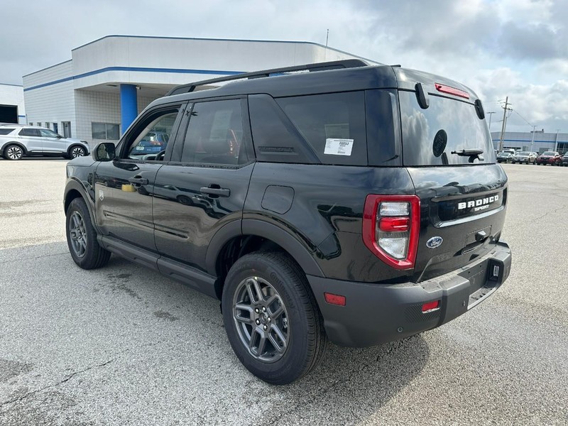 Ford Bronco Sport Vehicle Full-screen Gallery Image 3