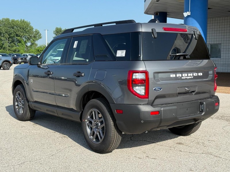 Ford Bronco Sport Vehicle Full-screen Gallery Image 3