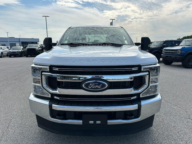 Ford Super Duty F-250 SRW Vehicle Full-screen Gallery Image 8