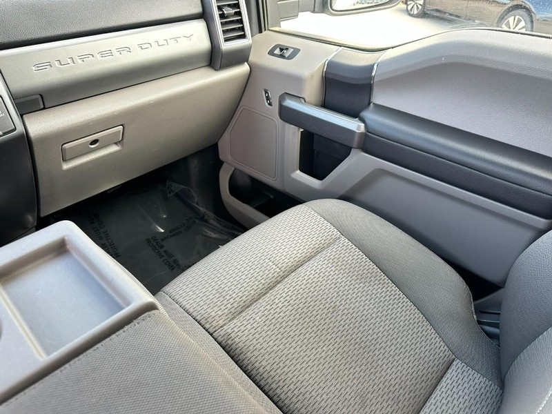 Ford Super Duty F-250 SRW Vehicle Full-screen Gallery Image 14