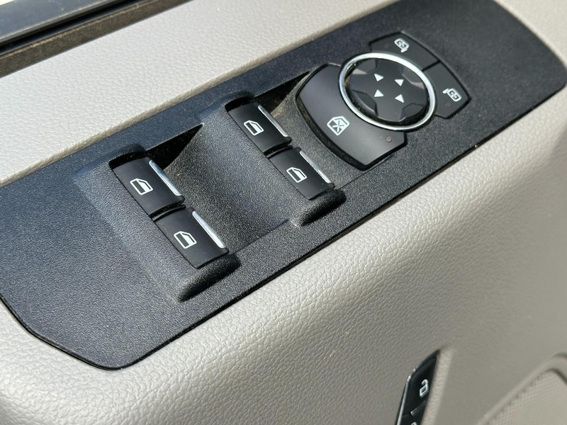 Ford Super Duty F-250 SRW Vehicle Full-screen Gallery Image 15