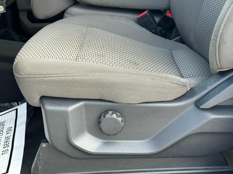 Ford Super Duty F-250 SRW Vehicle Full-screen Gallery Image 16