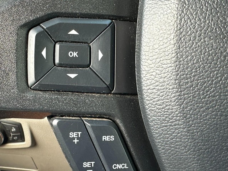 Ford Super Duty F-250 SRW Vehicle Full-screen Gallery Image 17