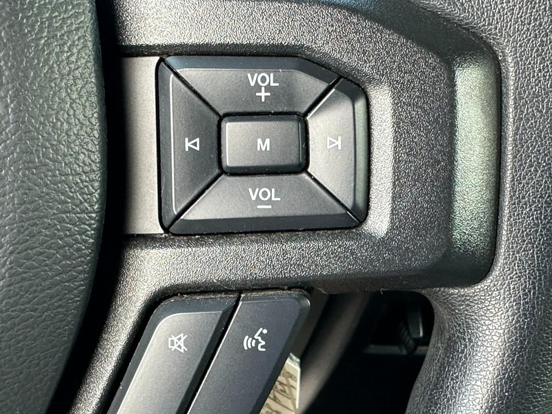 Ford Super Duty F-250 SRW Vehicle Full-screen Gallery Image 18