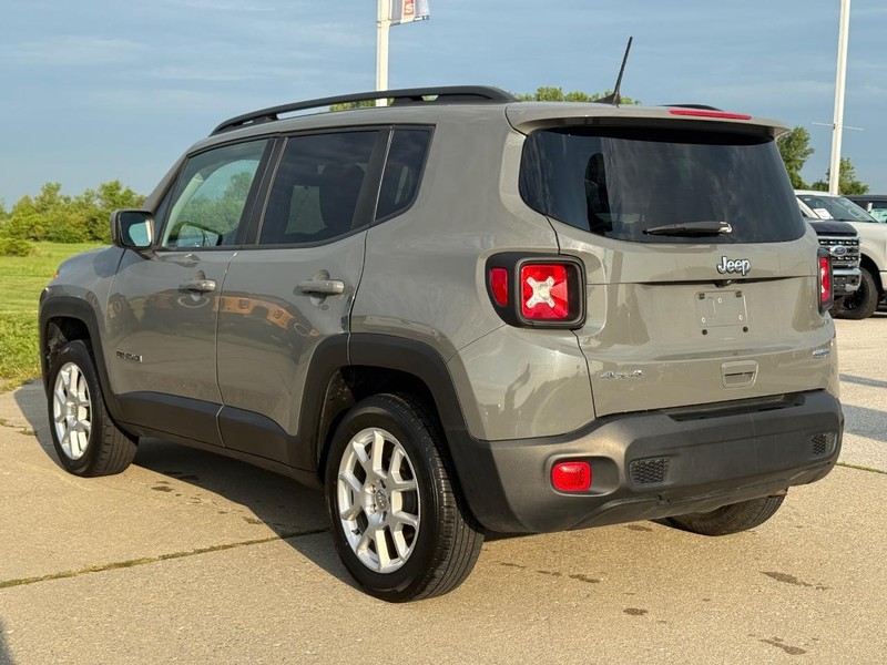 Jeep Renegade Vehicle Full-screen Gallery Image 3