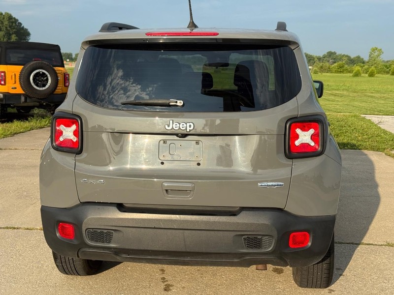 Jeep Renegade Vehicle Full-screen Gallery Image 4